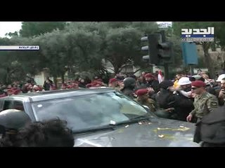محتجّون يطاردون سيارة الوزير دميانوس قطار ويرشقونها بالبيض