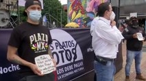 Comerciantes en Bogotá rompen platos en protesta contra restricciones