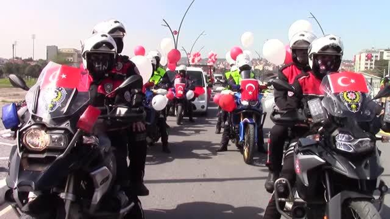 Son dakika haberleri... 23 Nisan'ı evlerinde kutlayan çocuklar bayram coşkusunu konvoylarla yaşadı
