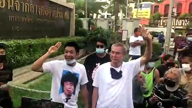 ปล่อยตัวแล้ว ไผ่ ดาวดิน-สมยศ แนวร่วมแห่ให้กำลังใจ