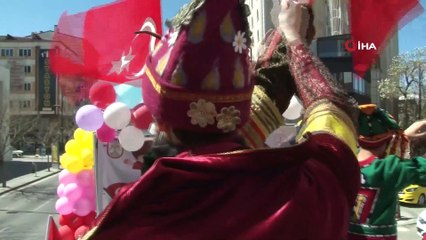 Evlerinin pencerelerinde 23 Nisan'ı kutladılar...Konvoylu 23 Nisan kutlaması