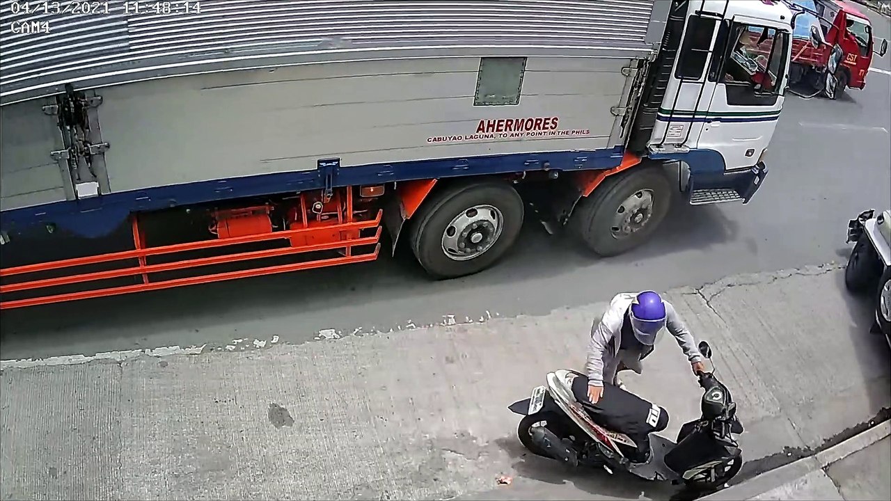 Motorcycle Bursts Into Flames in Front of Fire Extinguisher Shop