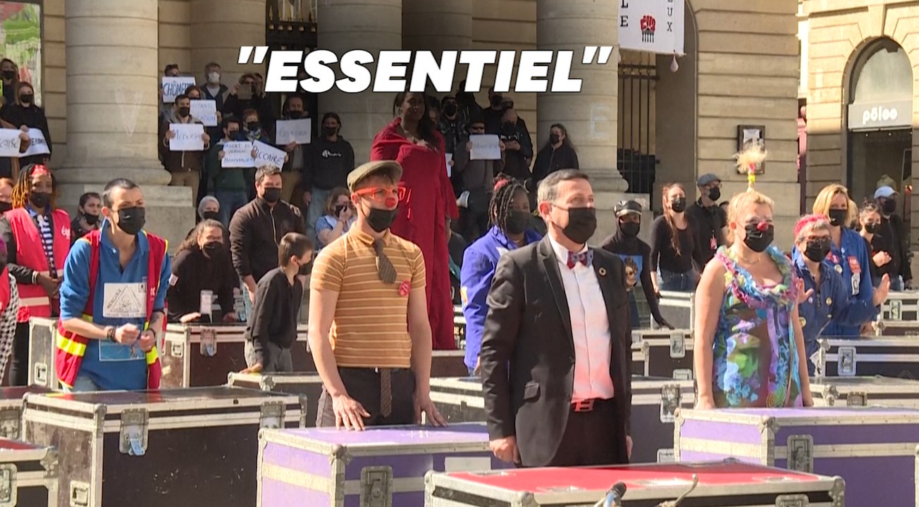 Un flashmob devant le théâtre de l'Odéon pou réclamer la réouverture des lieux culturels