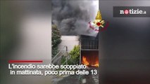 Roma, incendio nel capannone a Tor Cervara: colonna di fumo nero si alza in cielo