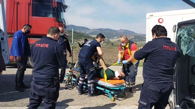 Kamyonette sıkışan sürücüyü kurtarmak için zamanla yarıştılar