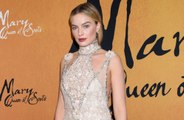 Margot Robbie hilft jungen Menschen mit Behinderungen