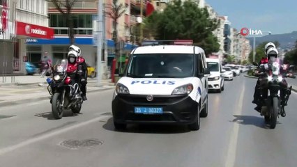 İzmir polisi, bayramı evde kutlayan çocukları unutmadı