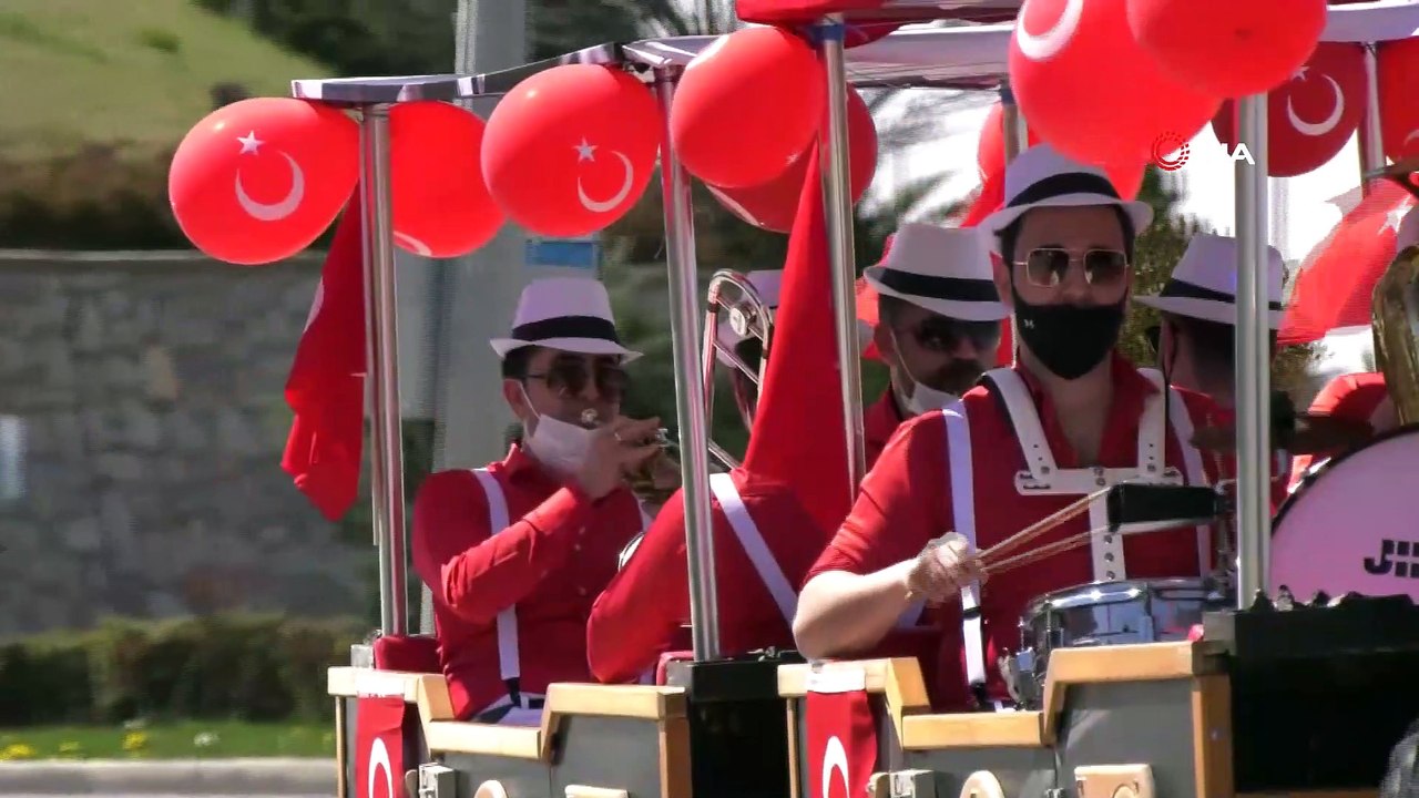 23 Nisan coşkusu Gölbaşı’nda balkonlara sığmadı
