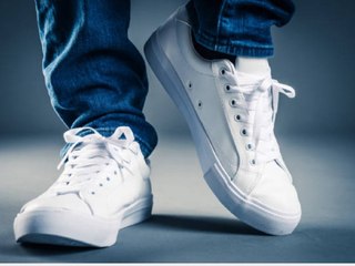 Schluss mit Striemen und Flecken: So bleiben deine Sneaker immer weiß