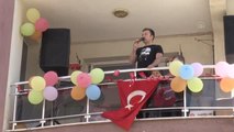 Okul müdürü balkonuna kurduğu ses sistemiyle 23 Nisan kutlaması düzenledi