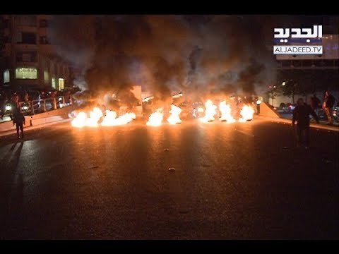 بالإطاراتِ المشتعلة ومستوعبات النفايات ...أهالي زقاق البلاط ينتفضون! - نعيم برجاوي