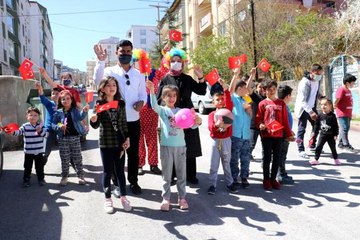 Download Video: Sokak sokak gezip hediye dağıttılar