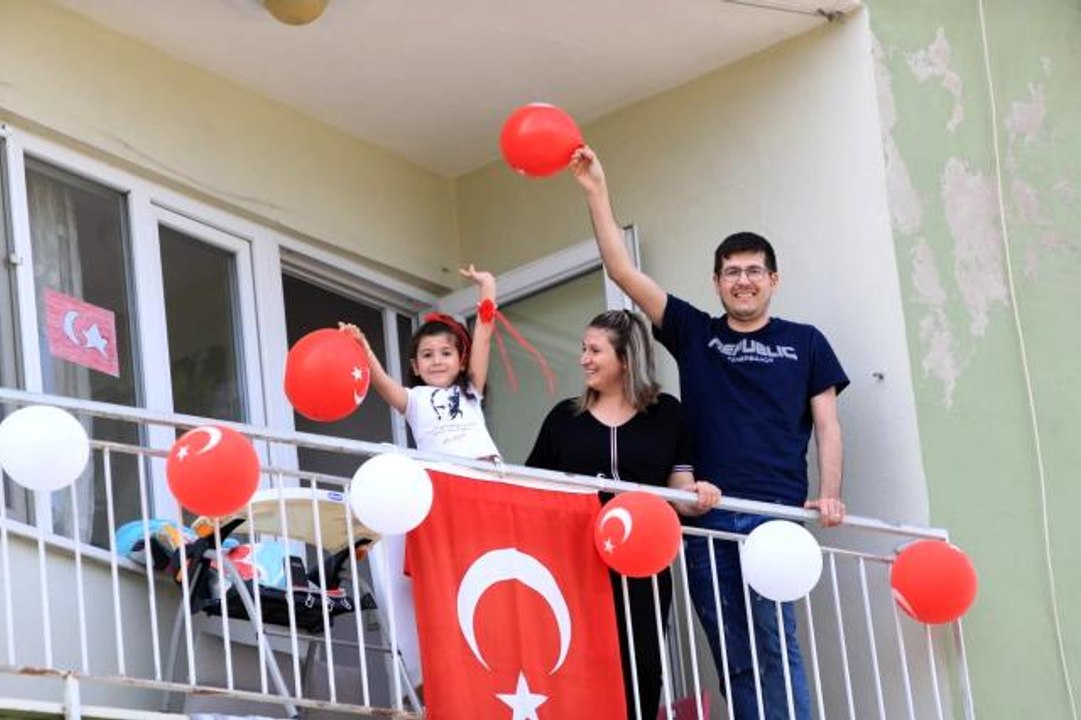 Pamukkale'de 23 Nisan konvoyu 61 mahallede çocukların bayram sevincine ortak oldu