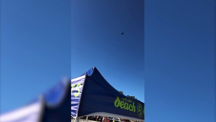 Acemi paraşütçü kadın ağaç dallarıyla problem yaşıyor