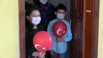 Trabzon'daki filyasyon ekiplerinden ailesi karantinada olan çocuklara 23 Nisan sürprizi