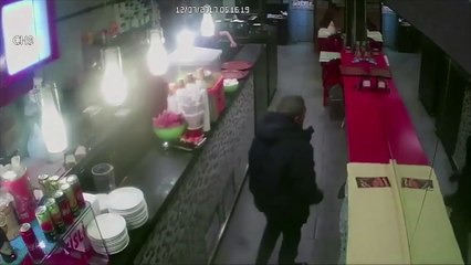 Aynada kendisine hesap ödeyen adam kahkahaya boğdu