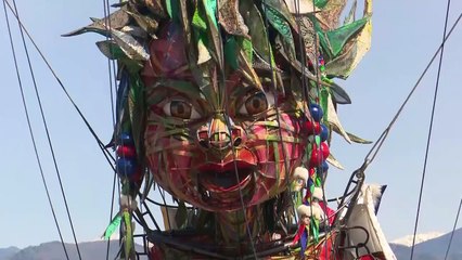 Riesenpuppe MOCCO zum Leben erweckt