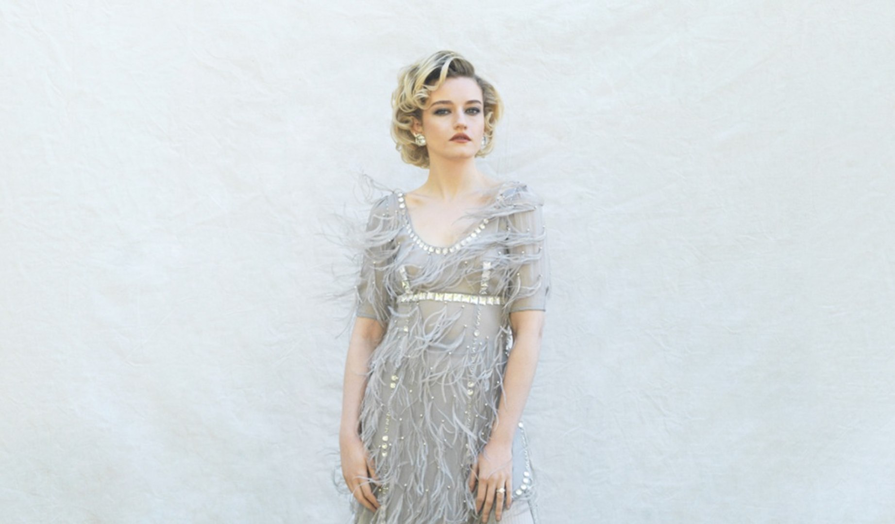 ⁣Julia Garner Revived This Gossip Girl Trend on the (Virtual) Red Carpet