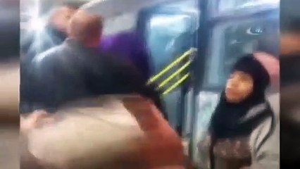 Otobüse binmeye çalışanları böyle hedef aldılar!