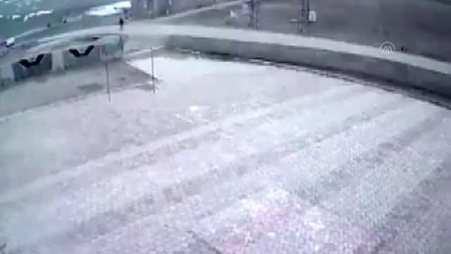 Son dakika haberleri! Çocuklar, rüzgarın etkisiyle direğin yarısına inen Türk bayrağını göndere çekti