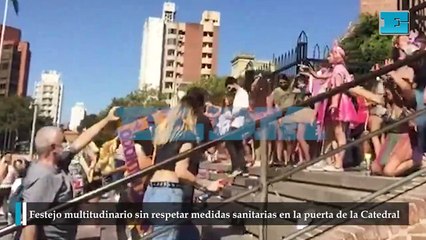 Festejo multitudinario sin respetar medidas sanitarias en la puerta de la Catedral