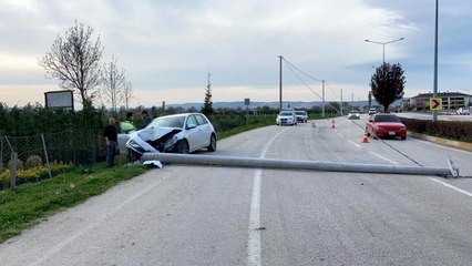 Скачать видео: Otomobil beton direği devirdi, yol trafiğe kapandı