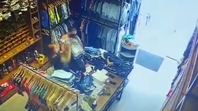 Câmera registra mulher furtando celular de loja em Umuarama