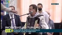Bolsonaro dança e toca sanfona em inauguração em Manaus