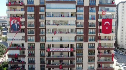 15 katlı apartmanı süsleyip 23 Nisan'ı kutladılar