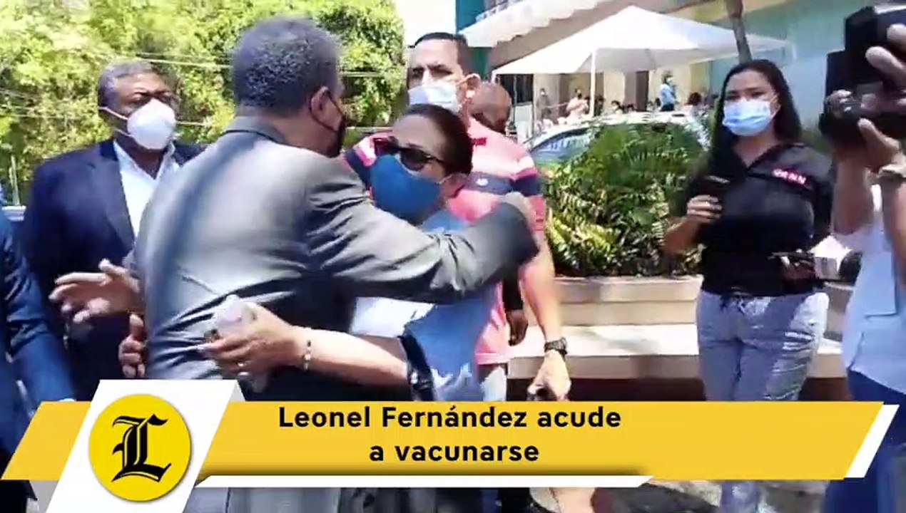 Leonel Fernández acude a vacunarse