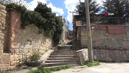 Cami restorasyonunda çatıdan çıkan 50 adet hat levha sokağa atıldı