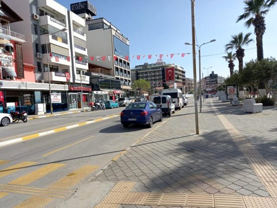 Kuşadası'nda vatandaşlar kısıtlamaya uydu, evde kaldı