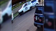 Câmeras de segurança registram o momento em que Fiat Uno colide em Gol estacionado