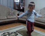 Küçük çocuk dansıyla sosyal medyayı salladı