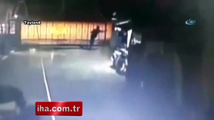 Demir kapının altında kalan işçi böyle can verdi