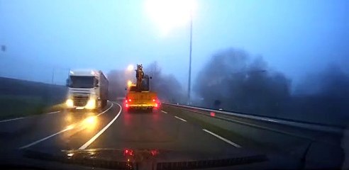 Üst geçide çarpan traktör böyle devrildi