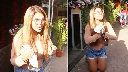 Download Video: Rakhi Sawant Sits On Footpath And Prays To God