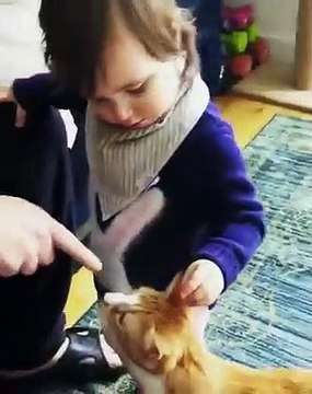 Cette fillette mange la croquette au lieu de la donner au chat... miam