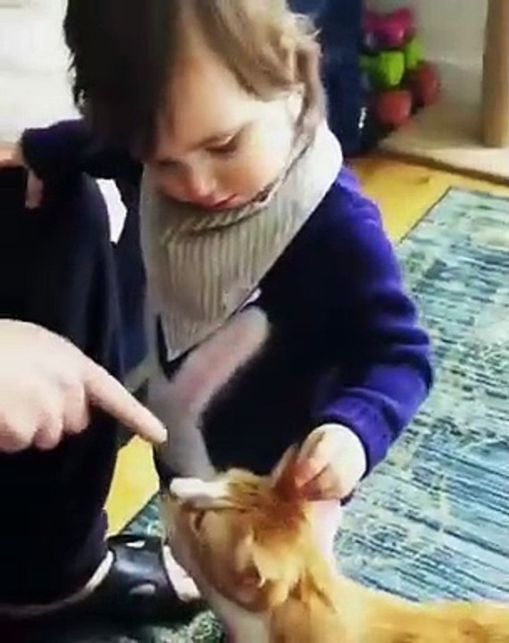 Cette fillette mange la croquette au lieu de la donner au chat... miam