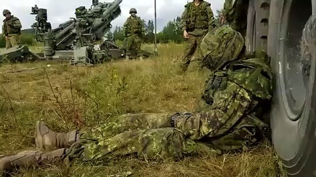 Ce soldat endormi au beau milieu d'un champ de bataille se fait réveiller d'une drole de façon