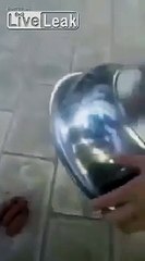 Ils font une blague plutot douteuse à leur ami