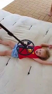 Cette fillette bipe au détecteur de métaux parce qu'elle a avalé une pièce de monnaie