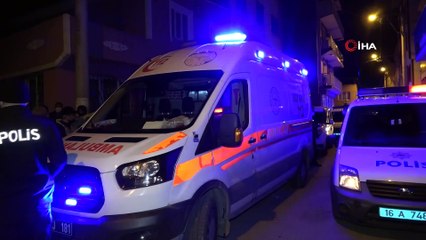 Engelli kardeşini bıçaklayıp başında sigara içti