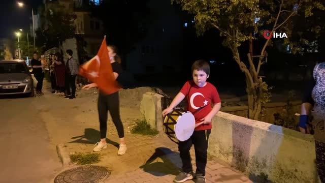 Son dakika haber: Kısıtlama saatinde 23 Nisan eğlencesi yapan gençler polisi görünce kaçtı