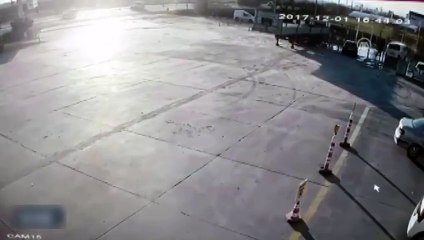 Araçtan fırlayan tekerleği tekme atarak durdurdu