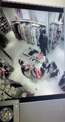 ESENYURT'TA KIYAFET SEÇER GİBİ YAPTILAR; KADININ ÇANTASINDAN PARAYI BÖYLE ÇALDILAR