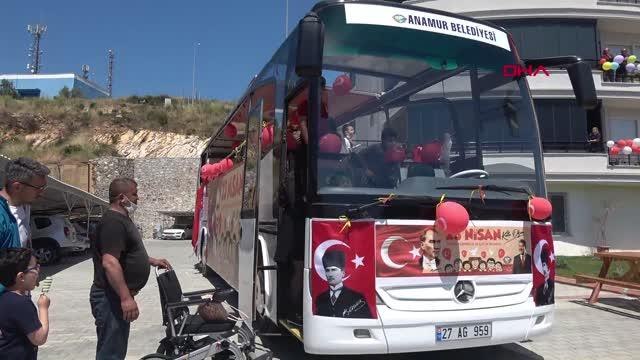 ÇOCUKLAR, KORONAVİRÜSÜN SON BULMASI DİLEĞİYLE GÖKYÜZÜNE SİYAH BALONLAR BIRAKTI