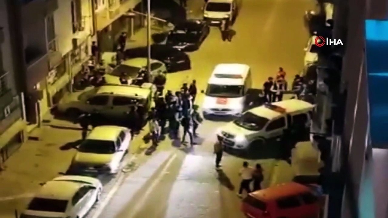 Esenlerde sıcak saatler...Mahalleli çocuk kaçırma iddiasıyla linç etmek istedi, polis havaya ateş açarak kurtardı