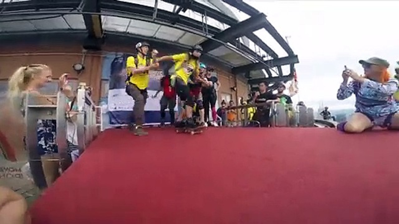 Gökdelenin tepesinden kaykayla aşağı atladılar