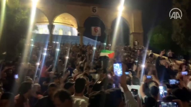 Mescid-i Aksa'da binlerce Filistinli, teravih namazının ardından İsrail'i protesto etti